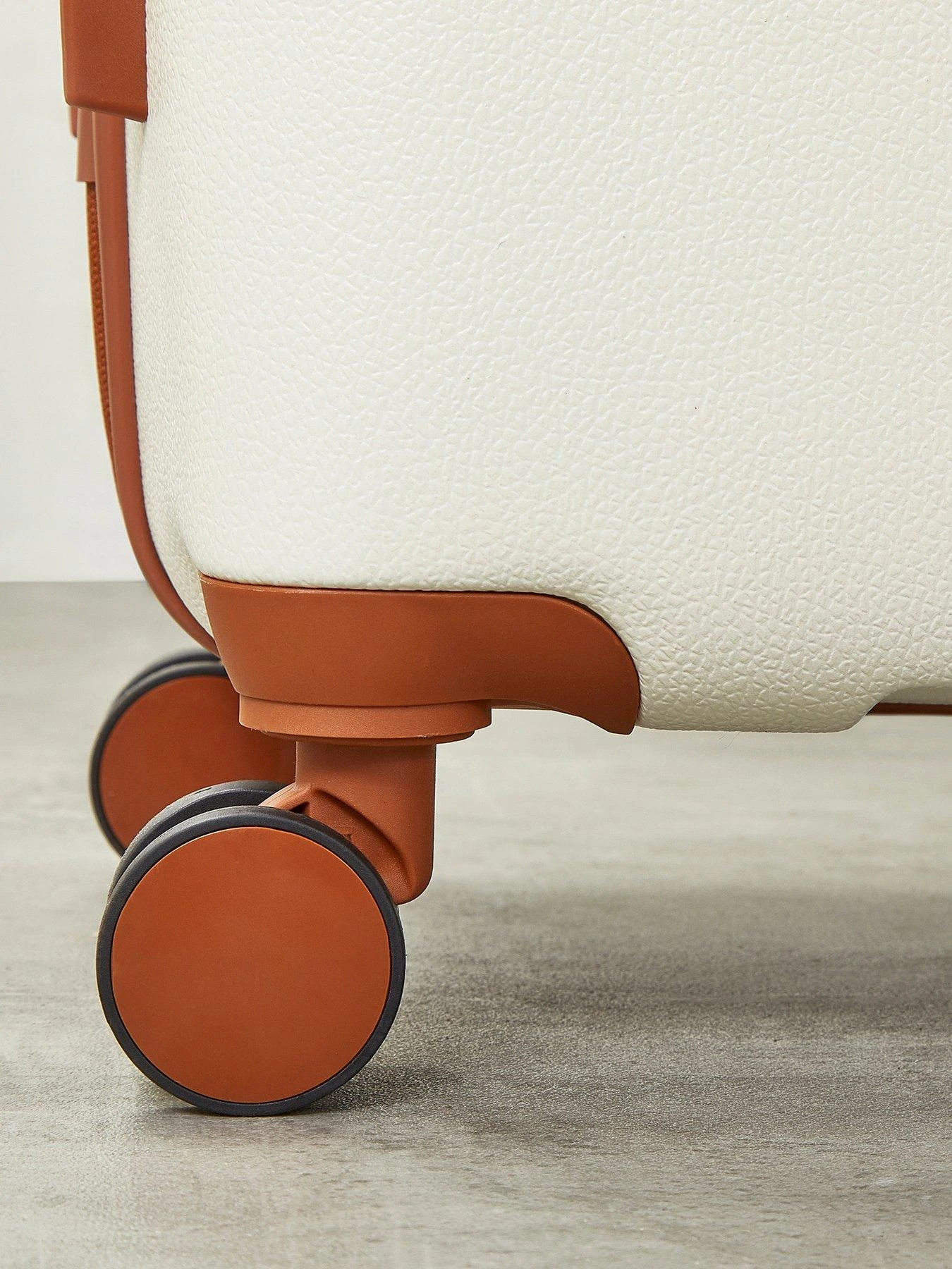 Rock Luggage Carnaby 8 Wheel Hardshell Large Suitcase - Cream 5 Rock Luggage Carnaby 8 Wheel Hardshell Large Suitcase - Cream - Image 3